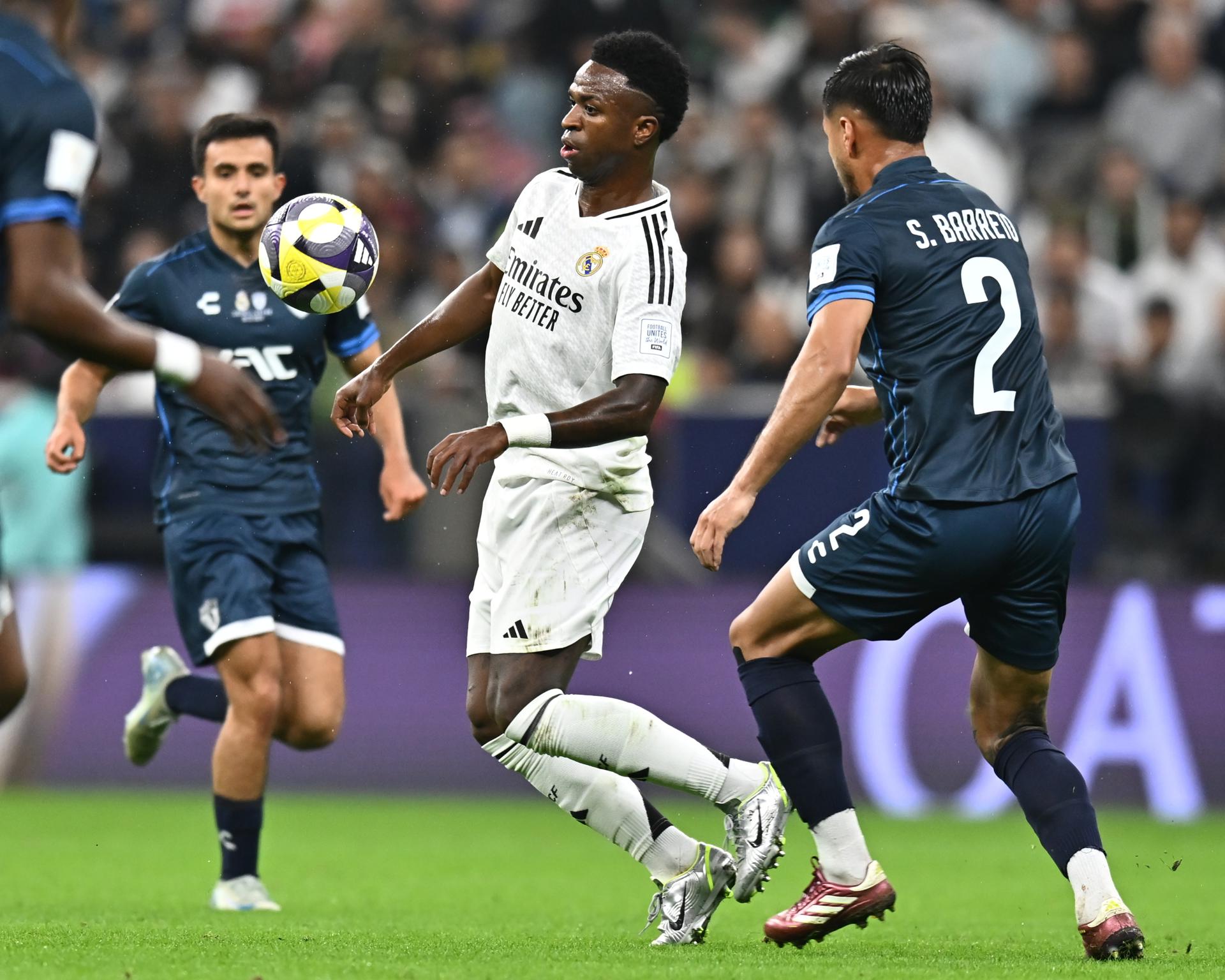 El jugador Vinicius Junior (d) entre dos rivales durante el partido de la final de la Copa Intercontinental que han jugado Real Madrid y Pachuca en Lusail, Catar.EFE/EPA/NOUSHAD THEKKAYIL
