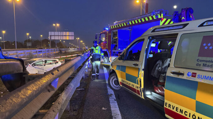 Un hombre de 38 años ha resultado herido grave cuando, después de sufrir un accidente en el vehículo en que viajaba por la M-50, ha sido atropellado por otro turismo. Según han informado desde Summa 112, el accidente ha tenido lugar alrededor de las seis de la tarde en el kilómetro 84 de la citada vía, a la altura de Las Rozas. EFE/Emergencias Comunidad de Madrid -SOLO USO EDITORIAL/SOLO DISPONIBLE PARA ILUSTRAR LA NOTICIA QUE ACOMPAÑA (CRÉDITO OBLIGATORIO)-
