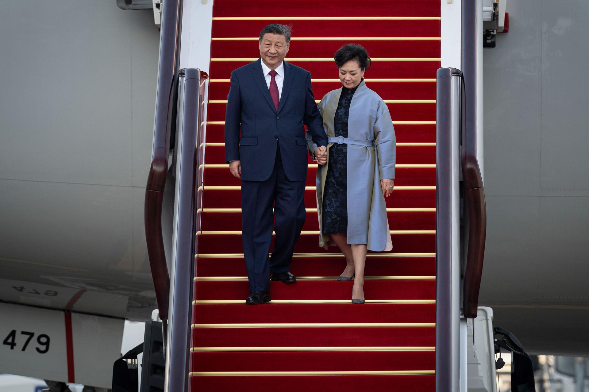 El presidente chino, Xi Jinping, y su esposa, Peng Liyuan, llegan al aeropuerto internacional de Macao para celebrar el 25º aniversario del retorno de la ciudad a China, el 18 de diciembre de 2024. EFE/EPA/GONCALO LOBO PINHEIRO
