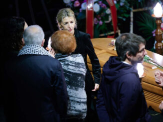 La vicepresidenta segunda y ministra de Trabajo y Economía Social, Yolanda Díaz (c, detrás), y el ministro de Cultura, Ernest Urtasun (d), asisten a la capilla ardiente de la actriz Marisa Paredes, instalada en el Teatro Español en Madrid este miércoles. La artista falleció a los 78 años este martes, 17 de diciembre. EFE/Zipi