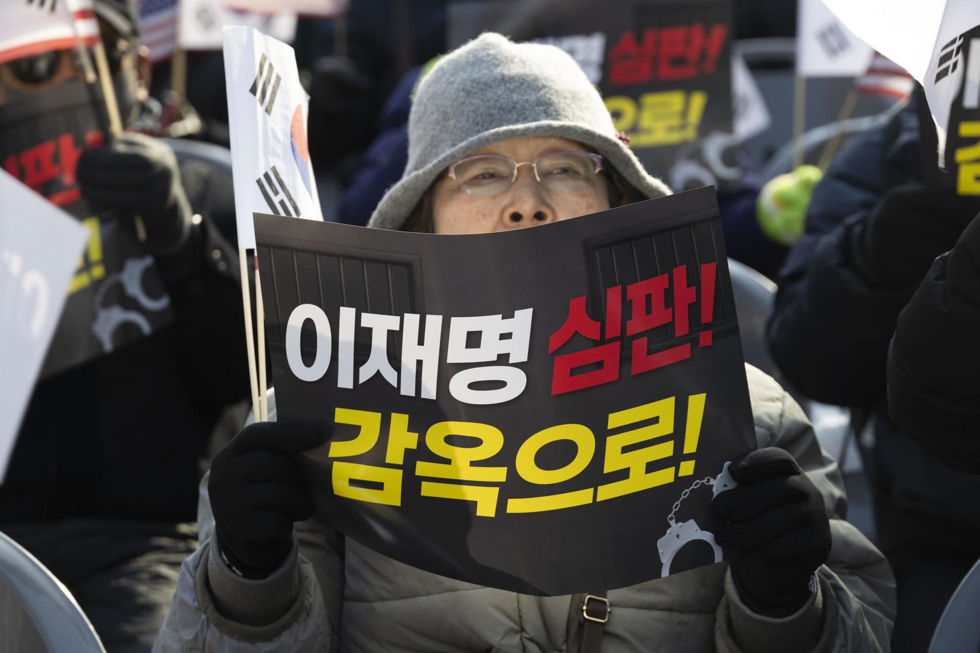 Un partidario del presidente Yoon Suk Yeol sostiene una pancarta en la que se lee "encarcelen a Lee Jae-myung (líder de la oposición)" durante una concentración contra la oposición en Seúl, Corea del Sur, 10 de diciembre de 2024. 
 EFE/EPA/JEON HEON-KYUN
