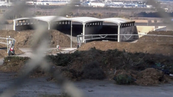 Vista del complejo de reciclaje de Loeches (Madrid), donde la Guardia Civil investiga el hallazgo de los restos de un bebé, de unas dos semanas de vida, por lo que ha solicitado la colaboración ciudadana para tratar de averiguar quién ha depositado en ese lugar el cadáver y ha pedido que se avise al 062 si alguien ha detectado la ausencia de algún neonato en las últimas horas. EFE
