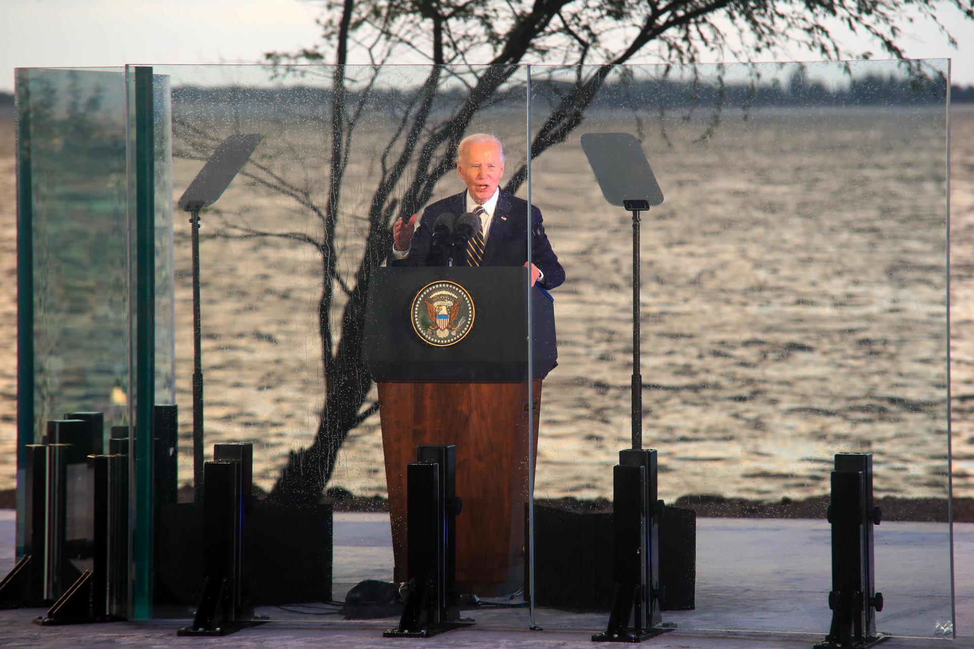 El presidente de EE. UU., Joe Biden, pronuncia un discurso en el Museo de la Esclavitud en Luanda, Angola, el 03 de diciembre de 2024. Biden está en Angola en una visita estatal de tres días que incluye un discurso en el Museo de la Esclavitud y una cumbre internacional sobre el Corredor de Lobito. EFE/EPA/AMPE ROGERIO
