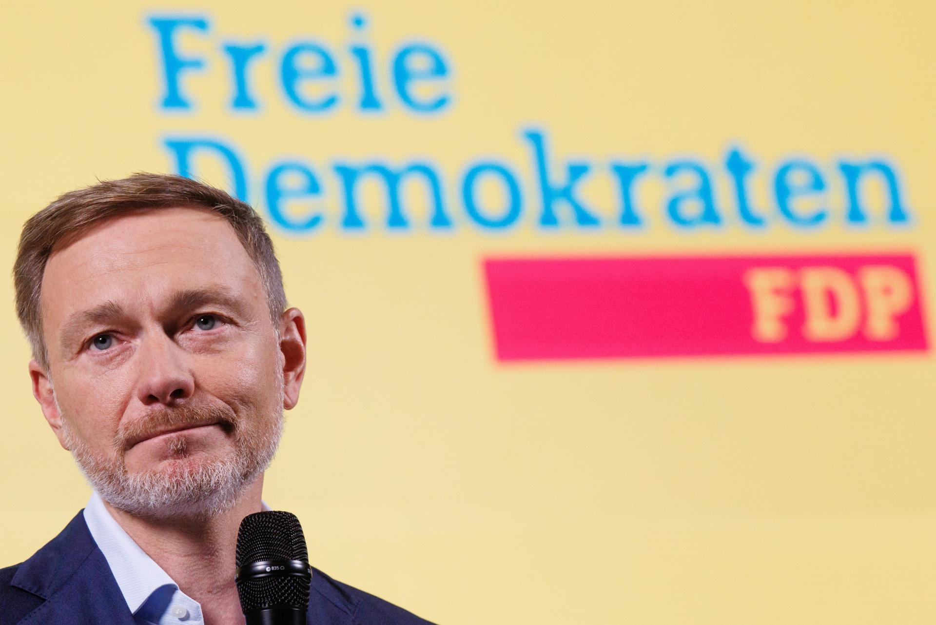 El presidente del Partido Democrático Libre (FDP), el ex ministro de Finanzas alemán Christian Lindner, observa durante un acto con la prensa en la sede del partido en Berlín, Alemania, el 10 de diciembre de 2024. El FDP presentó su campaña para las elecciones federales de 2025; (Elecciones, Alemania) EFE/EPA/CLEMENS BILAN
</html>
