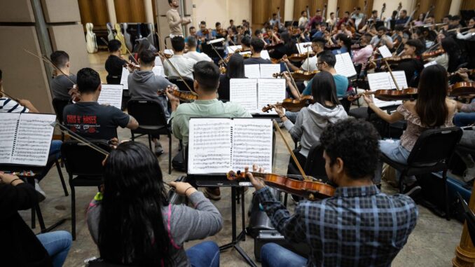 Fotografía del 17 de diciembre de 2024 de la práctica de integrantes de la Orquesta Sinfónica Simón Bolívar de Venezuela, en Caracas (Venezuela). EFE/ Ronald Peña R.
