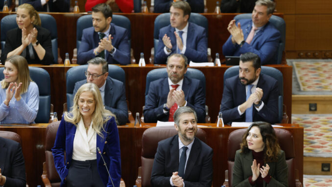 Imagen del pleno celebrado este viernes en la Asamblea de Madrid que ha cerrado el año con la aprobación de los presupuestos regionales para 2025 y dos leyes con formato ómnibus, una de las cuales incorpora unas enmiendas del PP para evitar la declaración de la Real Casa de Correos como Lugar de Memoria Democrática. EFE/ Javier Lizón
