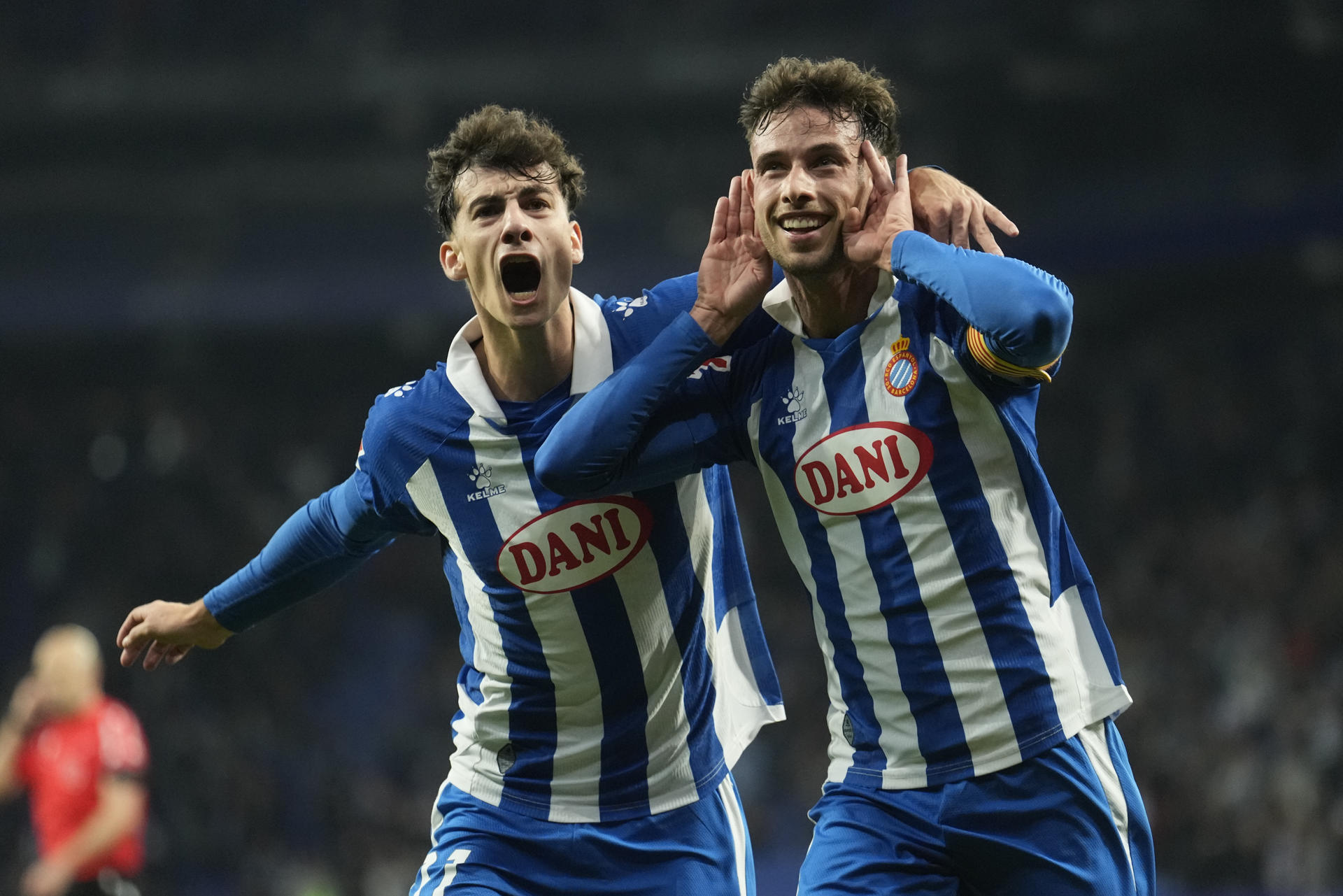 El delantero del Espanyol Javi Puado (d) celebra tras marcar el 1-0 durante el partido de LaLiga que RCD Espanyol y Valencia CF disputarpn en el RCDE Stadium, en Barcelona. EFE/Enric Fontcuberta
