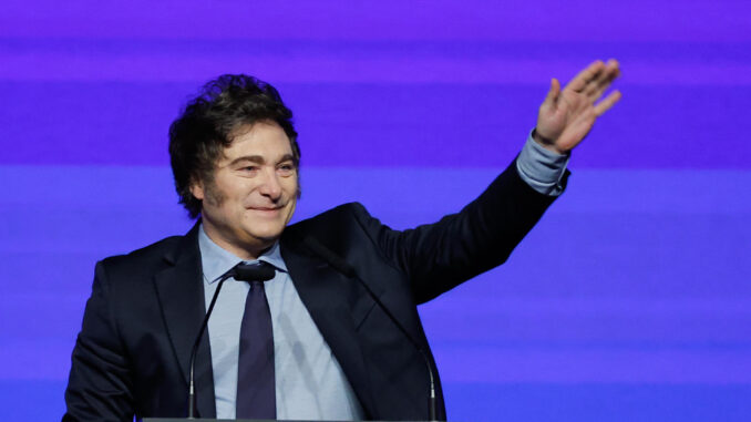 El presidente de Argentina, Javier Milei, saluda durante la Conferencia Política de Acción Conservadora (CPAC) este miércoles, en Buenos Aires (Argentina). EFE/ Juan Ignacio Roncoroni
