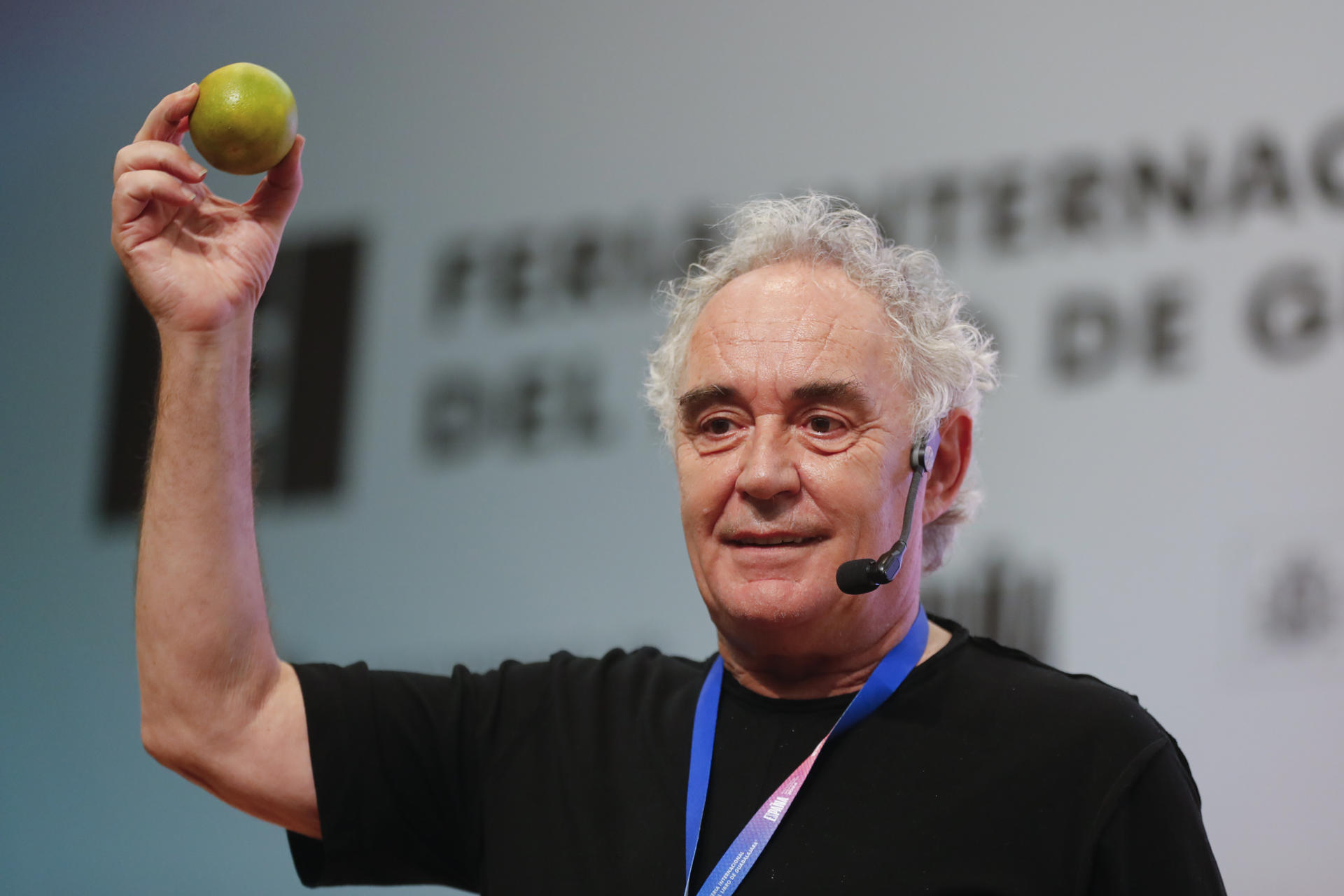 El chef español Ferrán Adrià, habla durante su conferencia ‘Revolución Culinaria: Ciencia e Innovación’ este domingo, en la 38 edición de la Feria Internacional del Libro de Guadalajara (FIL), Guadalajara (México). EFE/ Francisco Guasco
