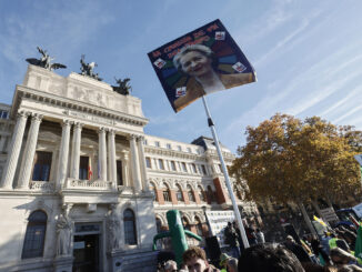 MADRID, 16/12/2024.- Varios miles de agricultores (unos 5.000 según la organización) se han concentrado este lunes ante la sede del Ministerio de Agricultura, Pesca y Alimentación (MAPA) en Madrid para protestar contra los acuerdos de libre comercio. EFE/Sergio Peréz