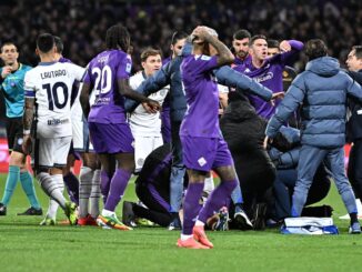 El italiano Edoardo Bove, jugador del Fiorentina, cayó desplomado y sin conocimiento en el campo durante el partido ante el Inter. EFE/EPA/CLAUDIO GIOVANNINI