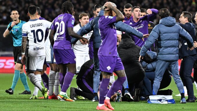 El italiano Edoardo Bove, jugador del Fiorentina, cayó desplomado y sin conocimiento en el campo durante el partido ante el Inter. EFE/EPA/CLAUDIO GIOVANNINI
