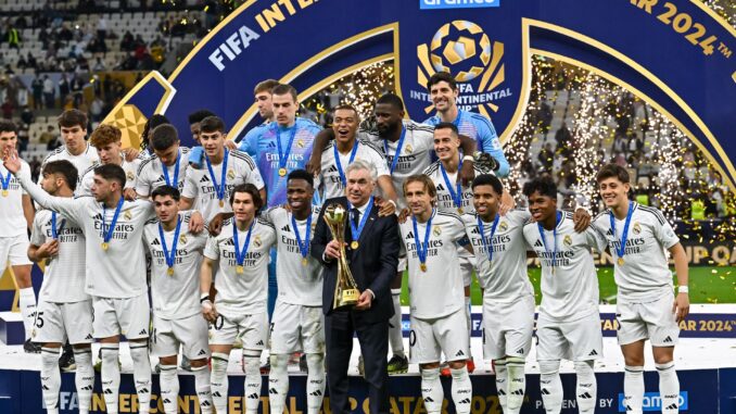 El Real Madrid celebra el título de la Copa Intercontinental en la final jugada en el estadio de Lusailm en Doha, Catar. EFE/EPA/NOUSHAD THEKKAYIL
