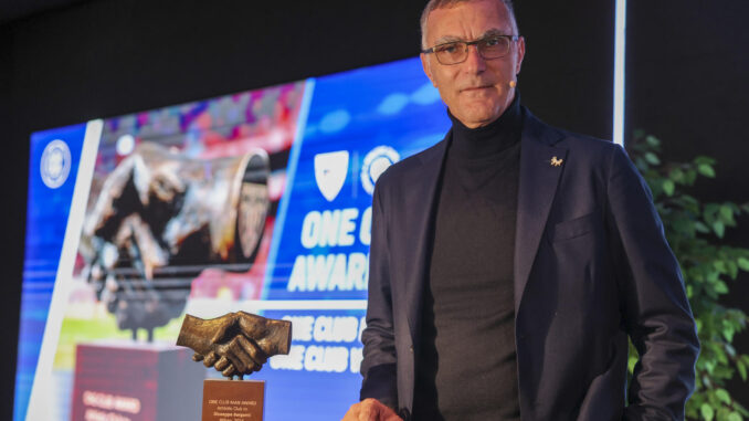 GRAEl premiado por el Athletic de Bilbao en el One Club Man 2024, el italiano Giuseppe Bergomi, con el trofeo futbolista que recibirá esta tarde el galardón anual con el que el Athletic Club distingue a futbolistas con toda su carrera en un mismo club este miércoles en la presentación. EFE/Luis Tejido
