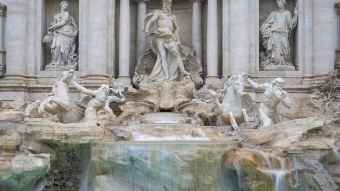 Roma.- El agua ha vuelto a brotar este domingo en la Fontana de Trevi de Roma tras dos meses de mantenimiento para que pueda lucir durante el Jubileo, ahora con un sistema que permitirá verla -y lanzar la moneda- a un máximo de 400 personas a la vez. EFE/Ayuntamiento de Roma SOLO USO EDITORIAL/SOLO DISPONIBLE PARA ILUSTRAR LA NOTICIA QUE ACOMPAÑA (CRÉDITO OBLIGATORIO)
