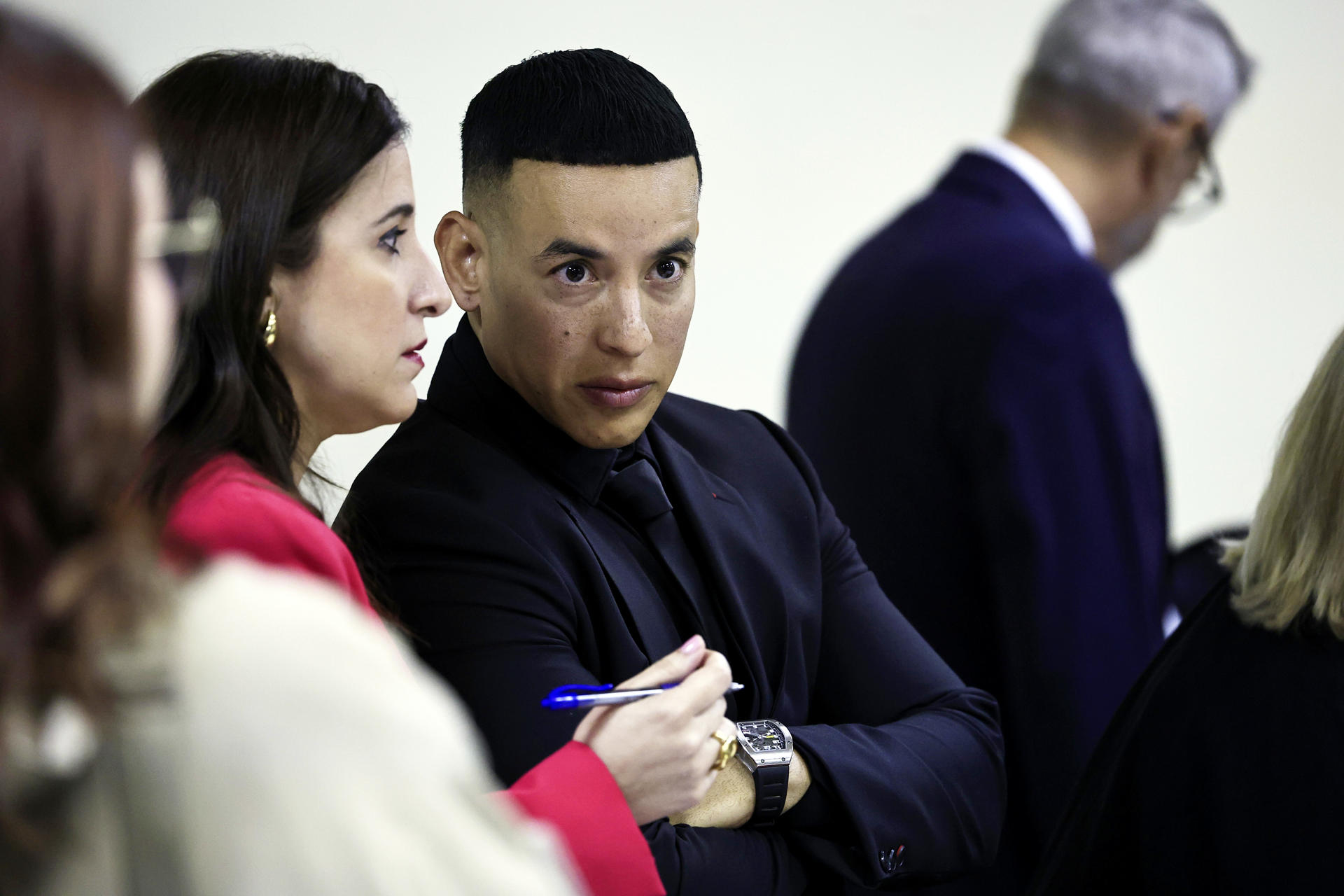 El reguetonero puertorriqueño Daddy Yankee, reacciona durante una audiencia este viernes, en San Juan (Puerto Rico). Daddy Yankee retomó el control de sus corporaciones, El Cartel Records y Los Cangris Inc. tras llegar a un acuerdo mutuo con su esposa, Mireddys González, en medio de un proceso de separación y divorcio entre ambos. EFE/Thais Llorca
