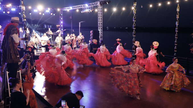 Un grupo de bailarines realiza la danza de las botelleras este domingo, durante la inauguración de Ceremonia de Apertura de la 19a Reunión Intergubernamental para la Salvaguarda del Patrimonio Cultural Inmaterial de la Unesco, en Asunción (Paraguay). EFE/ Juan Pablo Pino
