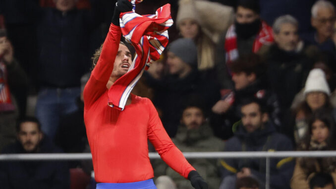 El delantero francés del Atlético de Madrid, Antoine Griezmann, celebra el cuarto gol rojiblanco durante el encuentro correspondiente a la jornada 16 de Laliga EA Sports que disputaron Atlético de Madrid y Sevilla en el estadio Metropolitano, en Madrid. EFE / Sergio Perez.
