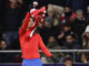 El delantero francés del Atlético de Madrid, Antoine Griezmann, celebra el cuarto gol rojiblanco durante el encuentro correspondiente a la jornada 16 de Laliga EA Sports que disputaron Atlético de Madrid y Sevilla en el estadio Metropolitano, en Madrid. EFE / Sergio Perez.