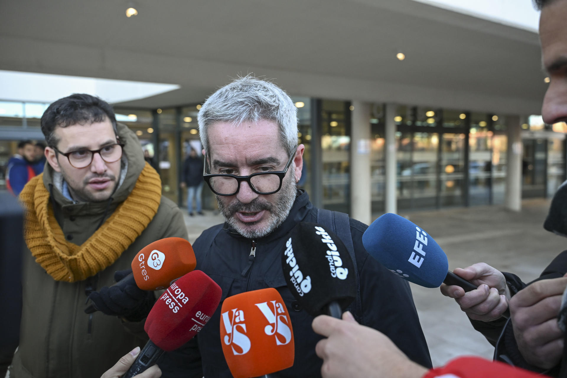 Jacobo Martos, hijo del cantante Raphael, atiende a los medios a su salida de Hospital 12 de Octubre, en Madrid, donde continúa ingresado su padre este viernes. EFE/Fernando Villar
