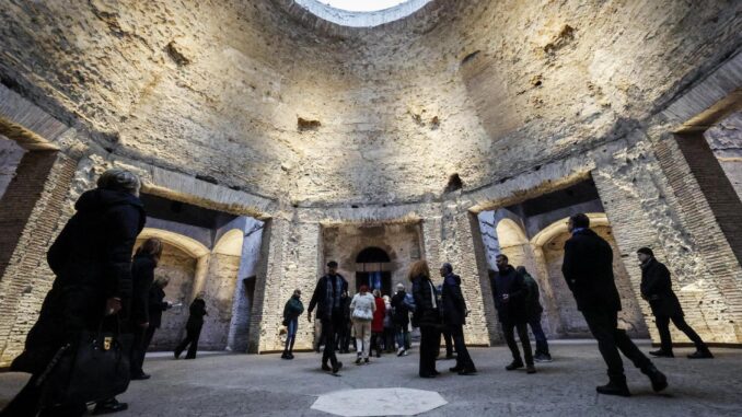 Las personas visitan el Patio Pentagonal durante la presentación de la nueva entrada y el renovado lado oeste de la Domus Aurea durante su inauguración en Roma, Italia, 13 de diciembre de 2024. Una parte de la Domus Aurea (Casa Dorada), el vasto palacio construido por el emperador Nerón en el año 64 d.C., reabrió al público tras su restauración. (Italy, Rome) EFE/EPA/FABIO FRUSTACI
