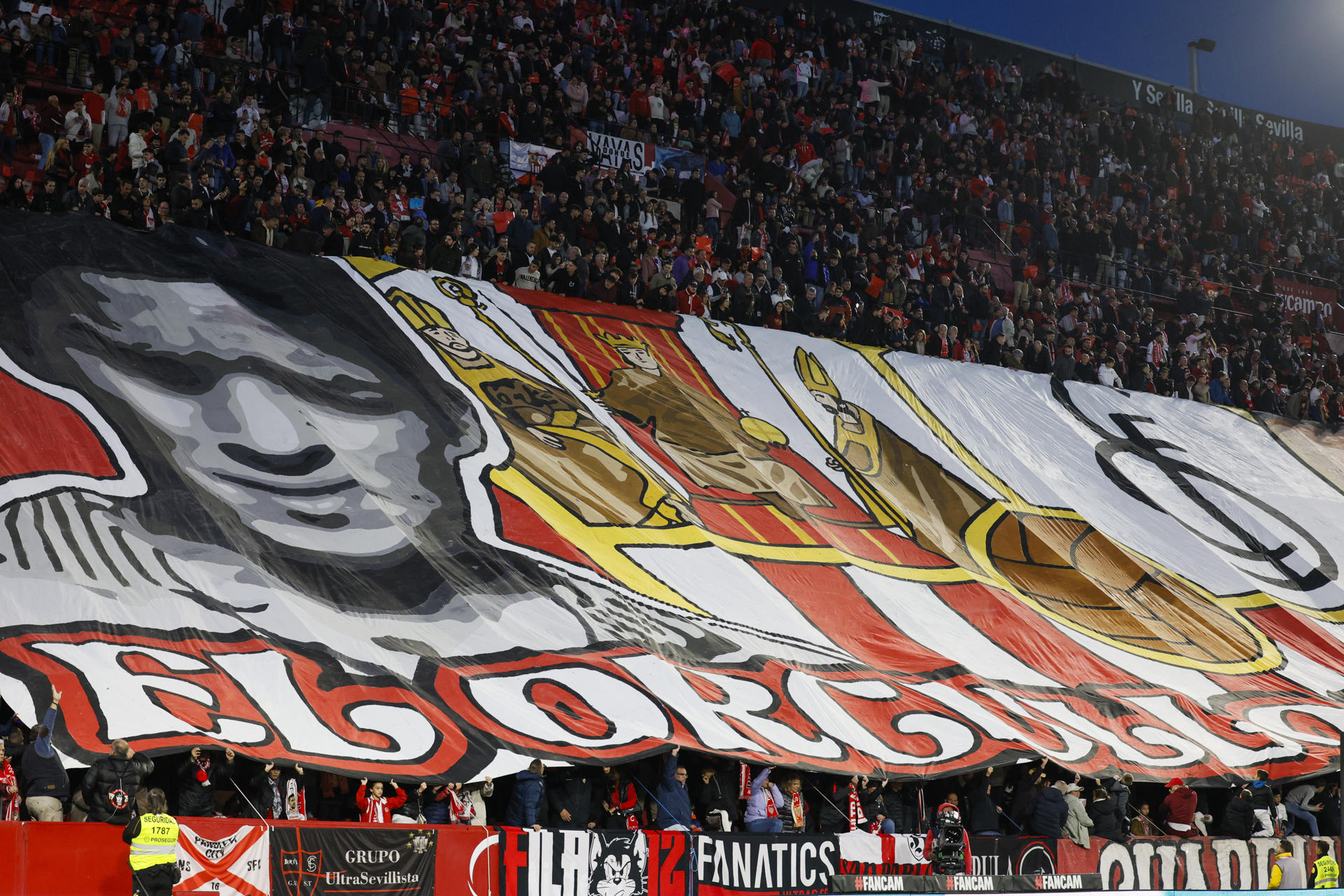 Vista de la grada durante el homenaje al jugador del Sevilla, Jesús Navas, que ha recibido antes del inicio del encuentro correspondiente a la jornada 17 de Laliga EA Sports que disputan hoy sábado Sevilla y Celta en el estadio Sanchez Pizjuan de Sevilla. EFE/José Manuel Vidal.
