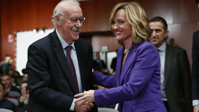 La ministra de Educación, Formación Profesional y Deportes, Pilar Alegría (d), saluda al ex seleccionador nacional Vicente del Bosque (i), durante el acto abierto a medios en el que se sigue en directo la reunión del Congreso de FIFA en la que se decide sobre la candidatura conjunta entre Marruecos, Portugal y España - YallaVamos2030 para organizar la Copa del Mundo de fútbol, este miércoles en Madrid. EFE/ Sergio Pérez
