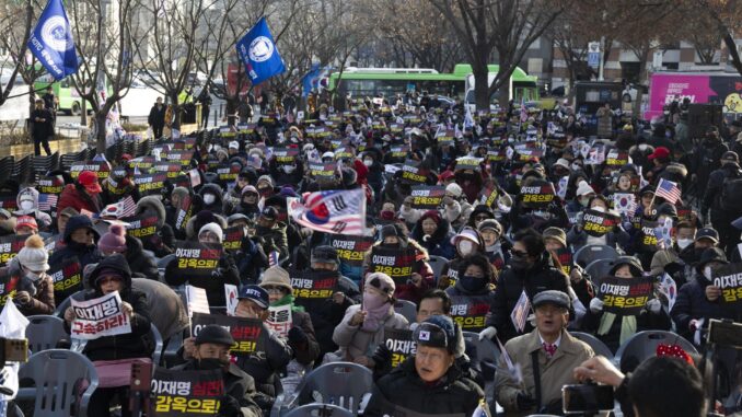 Partidarios del presidente Yoon Suk Yeol participan en una concentración contra la oposición en Seúl, Corea del Sur, el 10 de diciembre de 2024. 
 EFE/EPA/JEON HEON-KYUN
