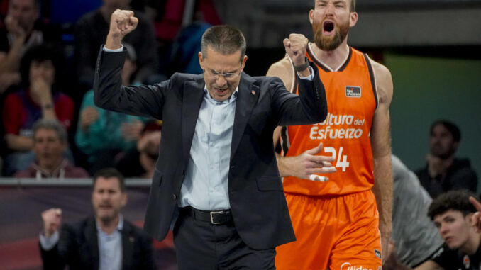 El entrenador del Baskonia Pedro Martínez celebra una canasta durante el partido de Liga Endesa de baloncesto que se disputó en el Fernando Buesa Arena. EFE/L. Rico
