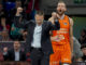 El entrenador del Baskonia Pedro Martínez celebra una canasta durante el partido de Liga Endesa de baloncesto que se disputó en el Fernando Buesa Arena. EFE/L. Rico