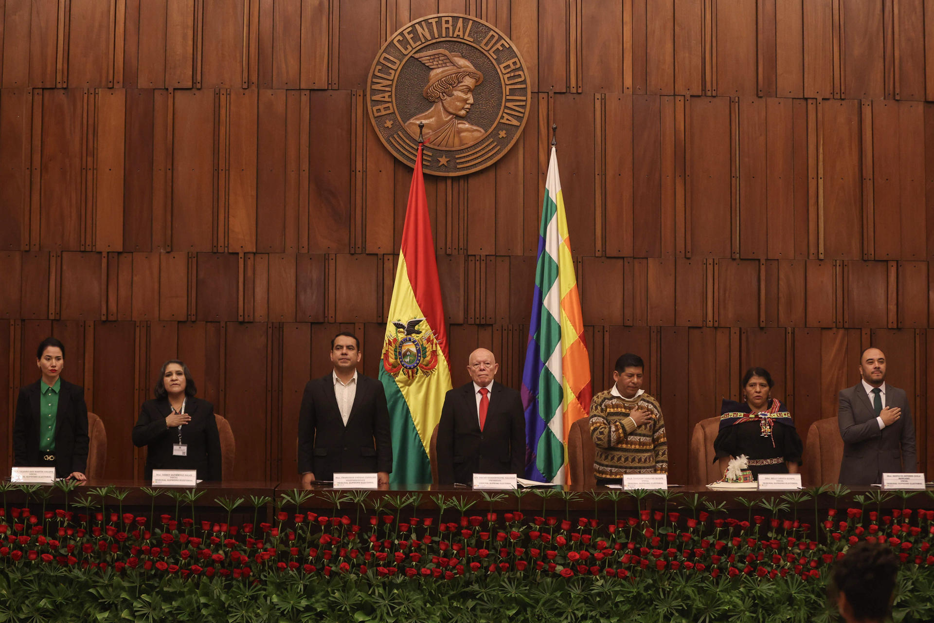 El presidente del Tribunal Supremo Electoral (TSE), Oscar Hassenteufel (c), participa un acto este lunes en La Paz (Bolivia). EFE/Luis Gandarillas
