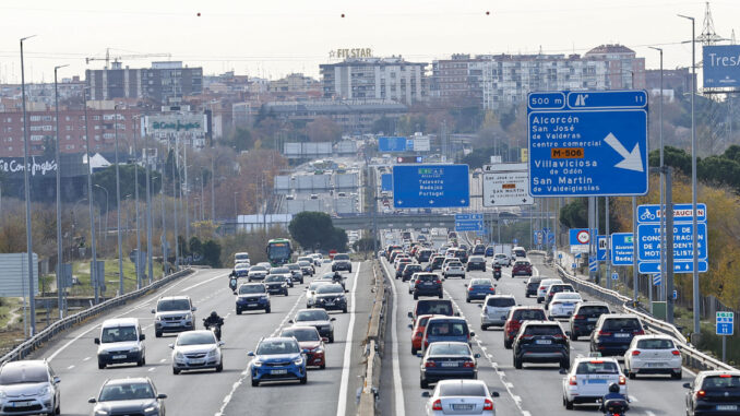 La Dirección General de Tráfico pone en marcha a las tres de la tarde de este viernes el dispositivo especial con motivo de las fiestas navideñas, que se prolongará hasta la medianoche del 6 de enero, un periodo en el que se prevén un total de 20,1 millones de desplazamientos por carretera. EFE/ Rodrigo Jiménez
