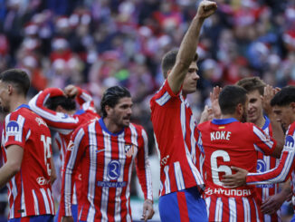 El cdelantero noruego del Atlético de Madrid Alexander Sørloth (c) celebra con sus compañeros el gol marcado ante el Getafe durante el partido de Liga que disputaron Atlético de Madrid y Getafe este domingo en el estadio Riyadh Air Metropolitano. EFE/Juanjo Martín