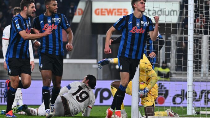 El futbolista belga del Atalanta Charles de Ketelaere (C), celebra un gol de su equipo. EFE/EPA/MICHELE MARAVIGLIA
