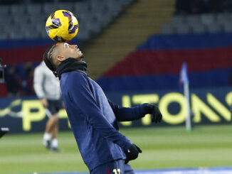 El delantero brasileño del FC Barcelona Raphinha calienta antes del partido de la jornada 17 de LaLiga que FC Barcelona y CD Leganés disputaron en el estadio Lluís Companys, en Barcelona. EFE/Quique García