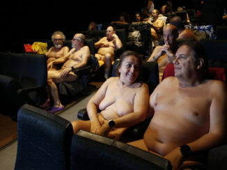 Varias personas nudistas participan en los cines Girona de Barcelona del estreno de "Tú no eres yo", el primer largometraje de los guionistas y directores valencianos Marisa Crespo y Moisés Romera, y también la primera película en España que cuenta con pases especiales para público nudista en salas comerciales, en concreto en València, Madrid y Barcelona. EFE/Quique García