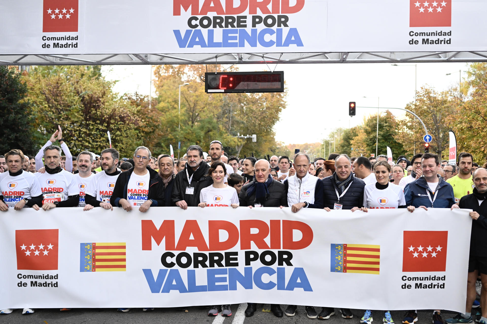 La presidenta de la Comunidad de Madrid, Isabel Díaz Ayuso (c) participa en la carrera solidaria 'Madrid corre por Valencia', donde ha denunciado en declaraciones a los medios, una "operación del Estado contra un adversario político". EFE/Víctor Lerena.
