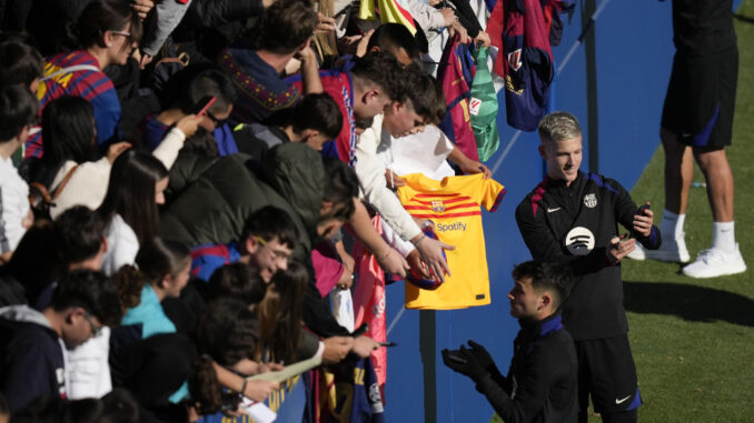 Dani Olmo (d) durante el entrenamiento del primer equipo del FC Barcelona que se ha celebrado este domingo en el estadio Johan Cruyff con las puertas abiertas al publico. EFE/ Enric Fontcuberta
