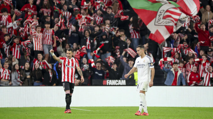 Alex Berenguer (i) celebra tras marcar el 1-0 del Athletic, en presencia del capitán madridista Lucas Vázquez. EFE/ Luis Tejido
