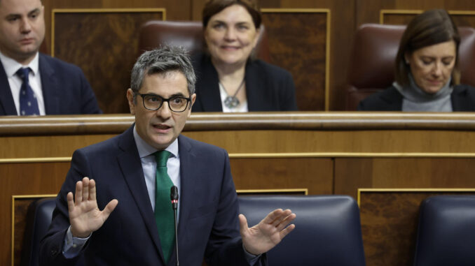 El ministro de la Presidencia, Justicia y Relaciones con las Cortes, Félix Bolaños, durante su intervención en la sesión de control al Gobierno que se celebra este miércoles en el Congreso. EFE/ Mariscal
