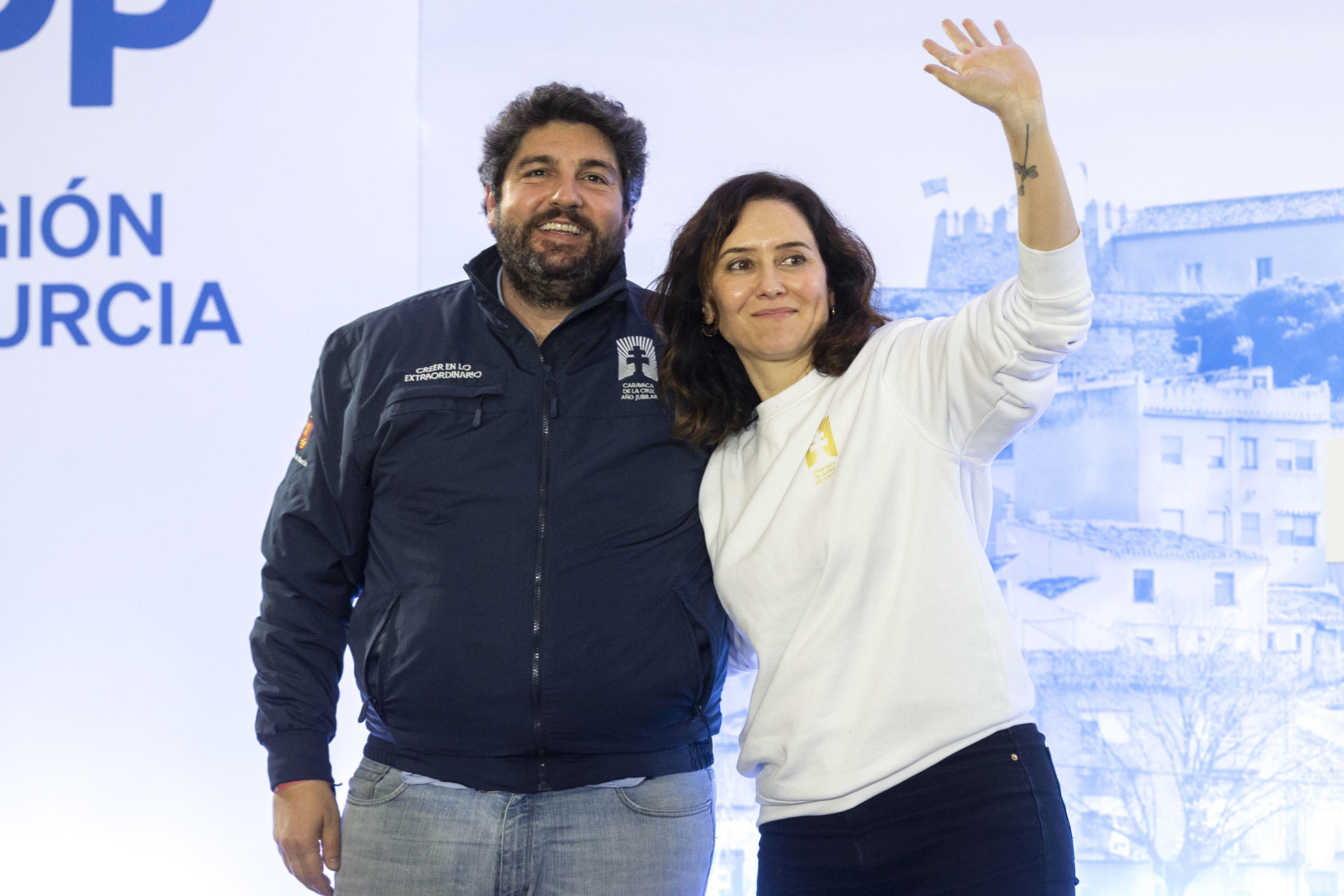 La presidenta de la Comunidad de Madrid Isabel Díaz Ayuso (d), acompañada por el presidente de Murcia Fernando López Miras (i), durante un momento del acto político con afiliados y simpatizantes del PP, este domingo con motivo de la celebración del Año Jubilar en Caravaca de la Cruz, (Murcia). EFE/Marcial Guillén
