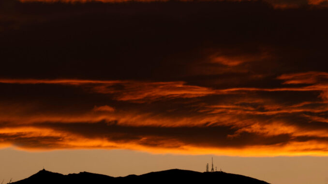 Vista del atardecer desde la ciudad cántabra de Torrelavega. EFE/Pedro Puente Hoyos
