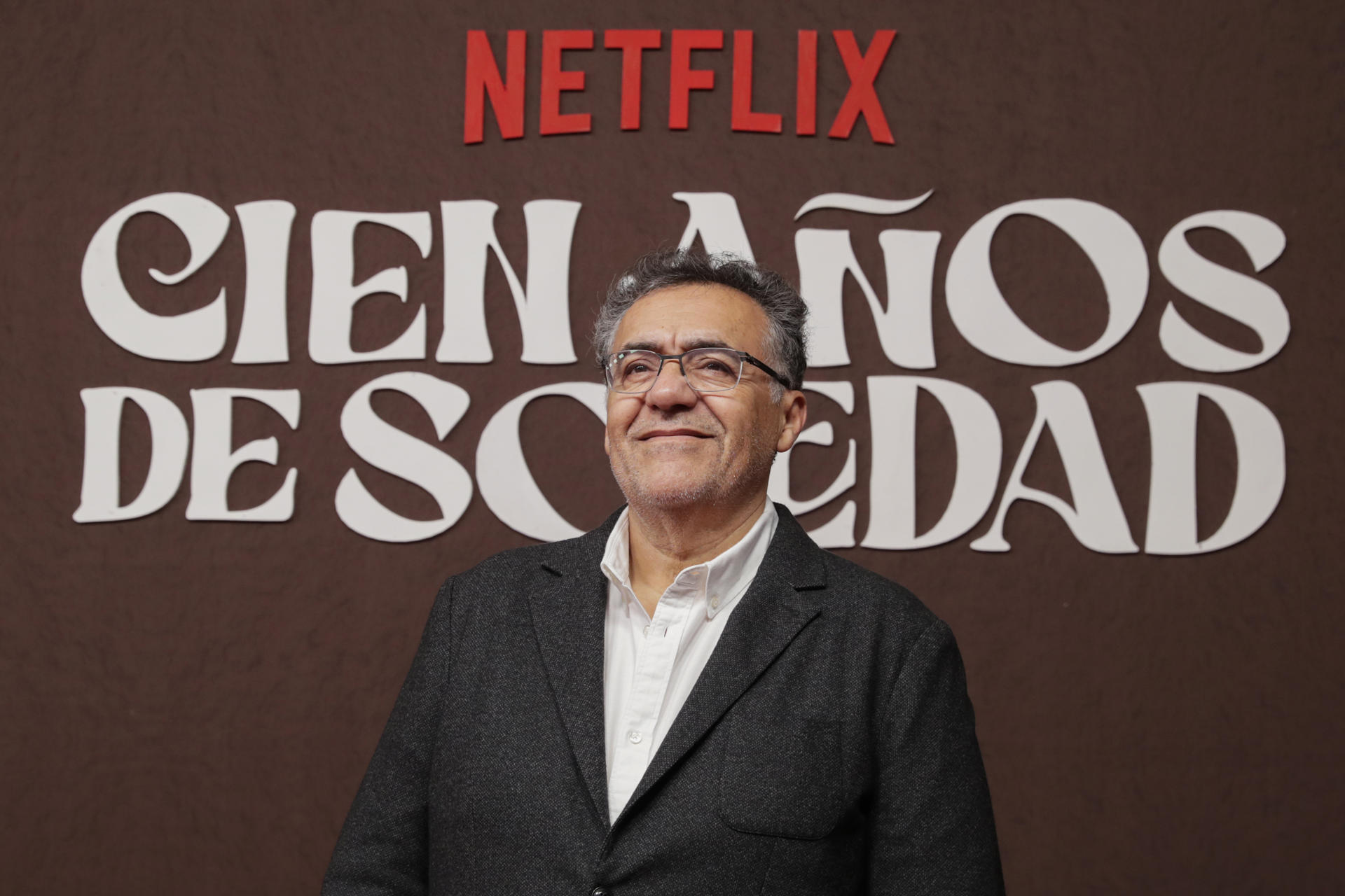 El productor ejecutivo Rodrigo García posa en la alfombra roja durante la presentación de la serie de Netflix 'Cien años de soledad', este lunes en Bogotá. EFE/ Carlos Ortega
