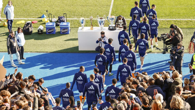 Los jugadores del Real Madrid salen al terreno de juego para participar en el entrenamiento a puerta abierta que ha tenido lugar en la Ciudad Deportiva de Valdebebas. EFE/Ballesteros
