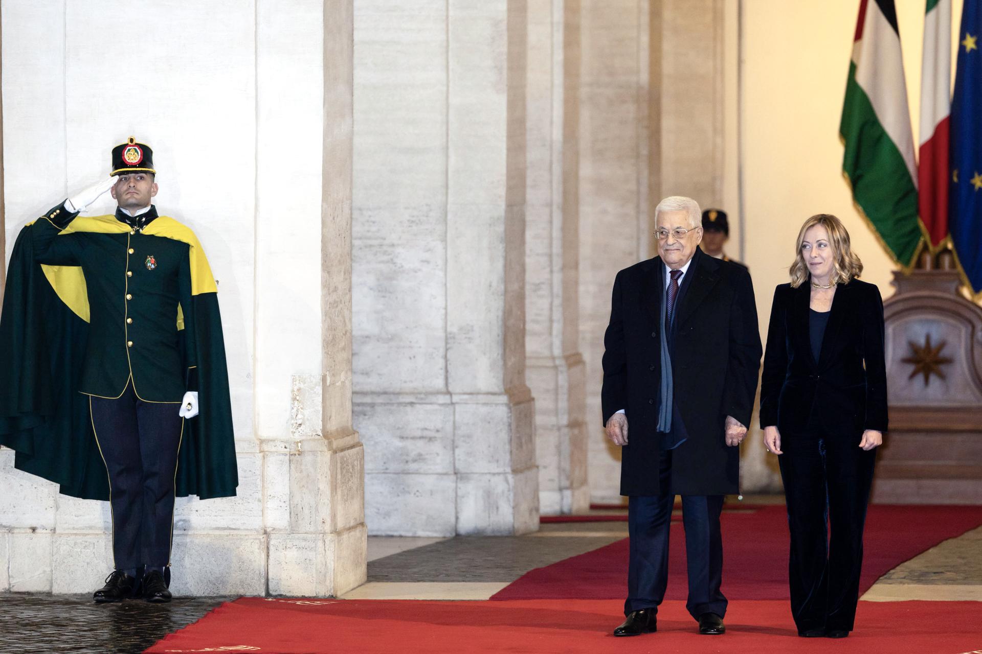 La primera ministra italiana Giorgia Meloni (D) recibe al presidente palestino Mahmoud Abbas (2-D) en el Palacio Chigi, en Roma, Italia, 13 de diciembre de 2024. (Italy, Rome) EFE/EPA/ANSA/MASSIMO PERCOSSI
