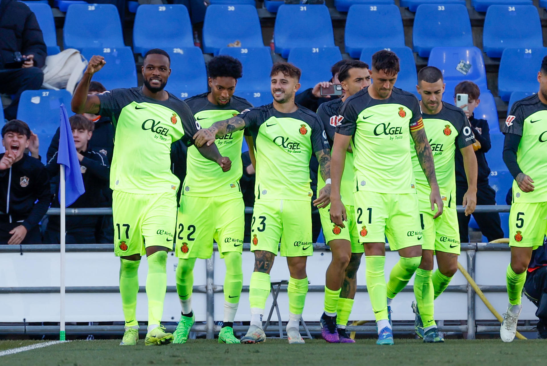 El delantero del Mallorca Cyle Larin (i) celebra tras marcar el 0-1 durante el partido de LaLiga que enfrenta a su equipo contra el Getafe este sábado en el Coliseum en Getafe. EFE/ Juanjo Martín
