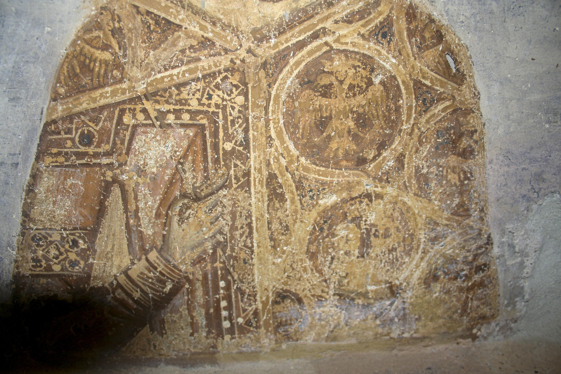 Un equipo de arqueólogos ha descubierto en un monasterio en Grecia un retrato de Constantino XI Paleólogo, el último emperador del Imperio Romano de Oriente, que fue pintado con el propio monarca como modelo, según informó este jueves el Ministerio de Cultura griego. La imagen de Constantino XI (1405-1453) fue localizada bajo una capa de pintura de un mural durante los trabajos de restauración de un monasterio en Egio, unos 160 kilómetros al oeste de Atenas. EFE/Ministerio De Cultura Griego/SÓLO USO EDITORIAL/SÓLO DISPONIBLE PARA ILUSTRAR LA NOTICIA QUE ACOMPAÑA (CRÉDITO OBLIGATORIO)
