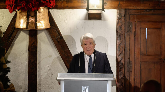 El presidente del Atlético de Madrid, Enrique Cerezo interviene en el almuerzo de Navidad, este martes en Madrid. EFE/ Sergio Perez
