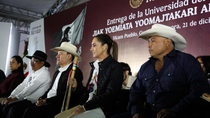 Fotografía cedida por la Presidencia de México, de la presidenta Claudia Sheinbaum (2-d) acompañada por el gobernador de Sonora, Alfonso Durazo (c) durante un acto protocolario este sábado, en Guaymas (México). Sheinbaum inauguró la primera universidad del pueblo yaqui, dedicada a formar profesionistas en los pueblos originarios en los alrededores de Vícam, capital de la región indígena que habita en el norteño estado de Sonora. EFE/ Presidencia de México
