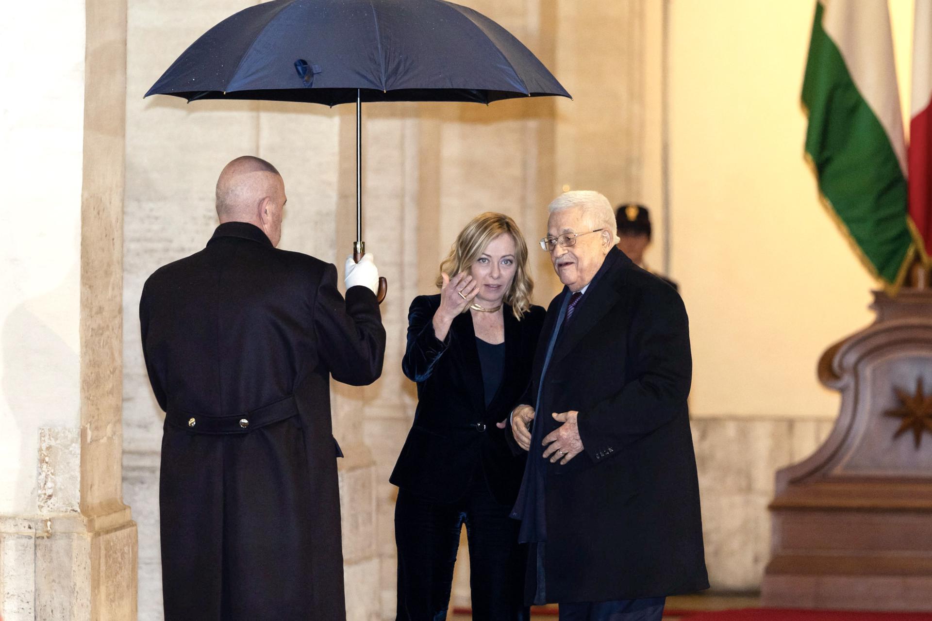 La primera ministra italiana Giorgia Meloni (C) recibe al presidente palestino Mahmoud Abbas (D) en el Palacio Chigi, en Roma, Italia, 13 de diciembre de 2024. (Italia, Roma) EFE/EPA/ANSA/MASSIMO PERCOSSI
